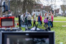  Mit dem Bischof vor der Kamera